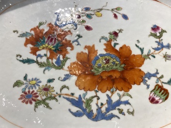 Paire de plats de forme ovale en porcelaine de Chine famille rose &agrave; d&eacute;cor 'Pompadour', Qianlong, vers 1745