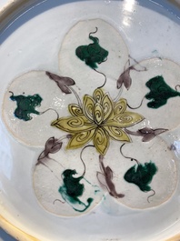 Plat en porcelaine de Chine doucai-verte &agrave; d&eacute;cor d'une visite &agrave; un dignitaire, Kangxi