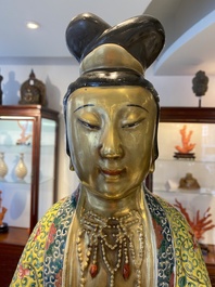Importante sculpture de Guanyin en porcelaine de Chine famille rose, marque en creux Li Fu Xing Hao 李福興號, 19&egrave;me
