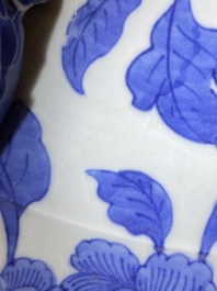 Grand vase en porcelaine de Chine en bleu et blanc &agrave; d&eacute;cor de ph&eacute;nix et pivoines, 19&egrave;me
