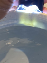 Vase couvert en porcelaine de Chine en bleu et blanc &agrave; d&eacute;cor de dames dans un jardin, marque de Chenghua, Kangxi