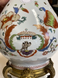 Pot-pourri et son couvercle en porcelaine de Chine famille rose &agrave; d&eacute;cor 'Pompadour' sur socle en bronze dor&eacute;, Qianlong, vers 1745