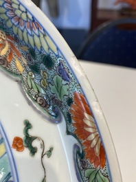 Plat en porcelaine de Chine doucai-verte &agrave; d&eacute;cor d'une visite &agrave; un dignitaire, Kangxi