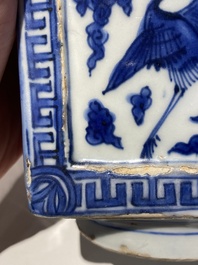 Vase de forme 'cong' en porcelaine de Chine en bleu et blanc &agrave; d&eacute;cor de grues et de trigrammes, Jiajing/Wanli