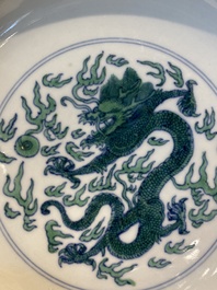 Een Chinees doucai groen-ge&euml;mailleerd 'draken' bord, Kangxi merk en wellicht periode