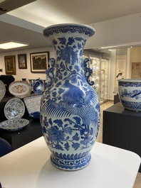 Grand vase en porcelaine de Chine en bleu et blanc &agrave; d&eacute;cor de ph&eacute;nix et pivoines, 19&egrave;me