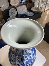 Grand vase en porcelaine de Chine en bleu et blanc &agrave; d&eacute;cor de ph&eacute;nix et pivoines, 19&egrave;me