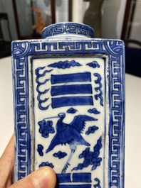 Vase de forme 'cong' en porcelaine de Chine en bleu et blanc &agrave; d&eacute;cor de grues et de trigrammes, Jiajing/Wanli