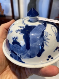 Vase couvert en porcelaine de Chine en bleu et blanc &agrave; d&eacute;cor de dames dans un jardin, marque de Chenghua, Kangxi