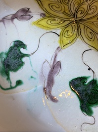 Plat en porcelaine de Chine doucai-verte &agrave; d&eacute;cor d'une visite &agrave; un dignitaire, Kangxi