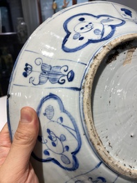 Rare plat en porcelaine de Chine de type Kraak en bleu et blanc aux navires portugais sur le bord, Wanli