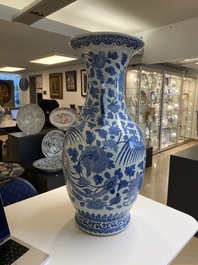 Grand vase en porcelaine de Chine en bleu et blanc &agrave; d&eacute;cor de ph&eacute;nix et pivoines, 19&egrave;me