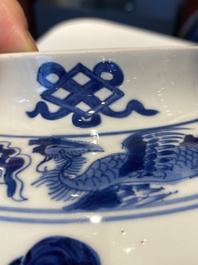 Vase couvert en porcelaine de Chine en bleu et blanc &agrave; d&eacute;cor de dames dans un jardin, marque de Chenghua, Kangxi