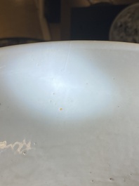 Grand vase en porcelaine de Chine en bleu et blanc &agrave; d&eacute;cor de ph&eacute;nix et pivoines, 19&egrave;me