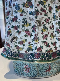 Importante sculpture de Guanyin en porcelaine de Chine famille rose, marque en creux Li Fu Xing Hao 李福興號, 19&egrave;me