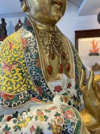 Importante sculpture de Guanyin en porcelaine de Chine famille rose, marque en creux Li Fu Xing Hao 李福興號, 19&egrave;me