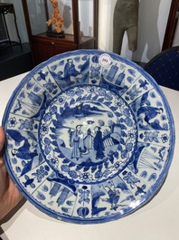 Rare plat en porcelaine de Chine de type Kraak en bleu et blanc aux navires portugais sur le bord, Wanli