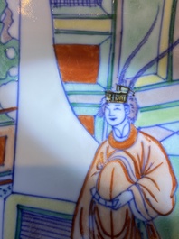 Plat en porcelaine de Chine doucai-verte &agrave; d&eacute;cor d'une visite &agrave; un dignitaire, Kangxi