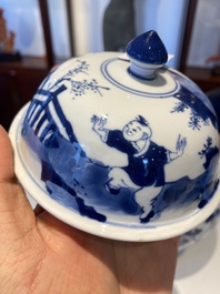 Vase couvert en porcelaine de Chine en bleu et blanc &agrave; d&eacute;cor de dames dans un jardin, marque de Chenghua, Kangxi