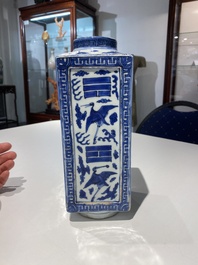 Vase de forme 'cong' en porcelaine de Chine en bleu et blanc &agrave; d&eacute;cor de grues et de trigrammes, Jiajing/Wanli