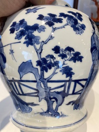 Vase couvert en porcelaine de Chine en bleu et blanc &agrave; d&eacute;cor de dames dans un jardin, marque de Chenghua, Kangxi