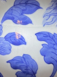 Grand vase en porcelaine de Chine en bleu et blanc &agrave; d&eacute;cor de ph&eacute;nix et pivoines, 19&egrave;me