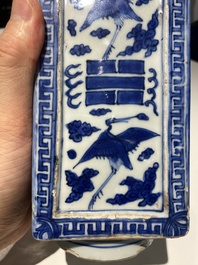 Vase de forme 'cong' en porcelaine de Chine en bleu et blanc &agrave; d&eacute;cor de grues et de trigrammes, Jiajing/Wanli
