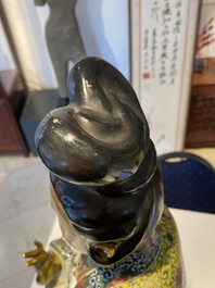 Importante sculpture de Guanyin en porcelaine de Chine famille rose, marque en creux Li Fu Xing Hao 李福興號, 19&egrave;me