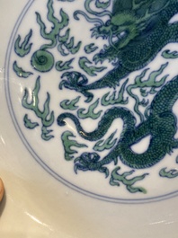 Een Chinees doucai groen-ge&euml;mailleerd 'draken' bord, Kangxi merk en wellicht periode