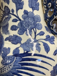 Grand vase en porcelaine de Chine en bleu et blanc &agrave; d&eacute;cor de ph&eacute;nix et pivoines, 19&egrave;me