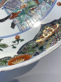 Plat en porcelaine de Chine doucai-verte &agrave; d&eacute;cor d'une visite &agrave; un dignitaire, Kangxi