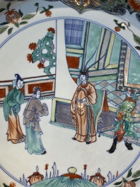 Plat en porcelaine de Chine doucai-verte &agrave; d&eacute;cor d'une visite &agrave; un dignitaire, Kangxi