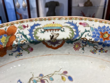 Paire de plats de forme ovale en porcelaine de Chine famille rose &agrave; d&eacute;cor 'Pompadour', Qianlong, vers 1745