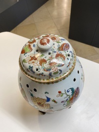 Pot-pourri et son couvercle en porcelaine de Chine famille rose &agrave; d&eacute;cor 'Pompadour' sur socle en bronze dor&eacute;, Qianlong, vers 1745