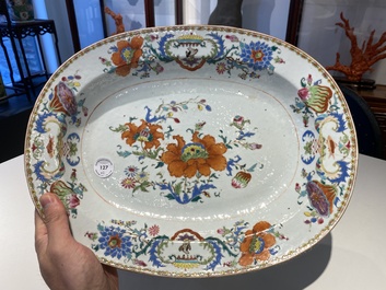 Paire de plats de forme ovale en porcelaine de Chine famille rose &agrave; d&eacute;cor 'Pompadour', Qianlong, vers 1745