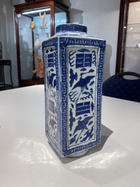Vase de forme 'cong' en porcelaine de Chine en bleu et blanc &agrave; d&eacute;cor de grues et de trigrammes, Jiajing/Wanli