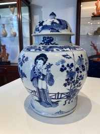 Vase couvert en porcelaine de Chine en bleu et blanc &agrave; d&eacute;cor de dames dans un jardin, marque de Chenghua, Kangxi