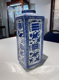 Vase de forme 'cong' en porcelaine de Chine en bleu et blanc &agrave; d&eacute;cor de grues et de trigrammes, Jiajing/Wanli