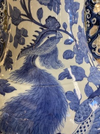 Grand vase en porcelaine de Chine en bleu et blanc &agrave; d&eacute;cor de ph&eacute;nix et pivoines, 19&egrave;me