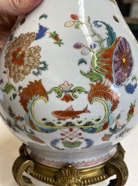 Pot-pourri et son couvercle en porcelaine de Chine famille rose &agrave; d&eacute;cor 'Pompadour' sur socle en bronze dor&eacute;, Qianlong, vers 1745