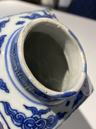 Vase de forme 'cong' en porcelaine de Chine en bleu et blanc &agrave; d&eacute;cor de grues et de trigrammes, Jiajing/Wanli