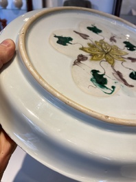 Plat en porcelaine de Chine doucai-verte &agrave; d&eacute;cor d'une visite &agrave; un dignitaire, Kangxi