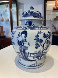 Vase couvert en porcelaine de Chine en bleu et blanc &agrave; d&eacute;cor de dames dans un jardin, marque de Chenghua, Kangxi