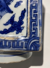 Vase de forme 'cong' en porcelaine de Chine en bleu et blanc &agrave; d&eacute;cor de grues et de trigrammes, Jiajing/Wanli