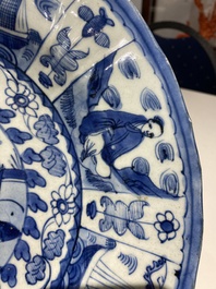 Rare plat en porcelaine de Chine de type Kraak en bleu et blanc aux navires portugais sur le bord, Wanli