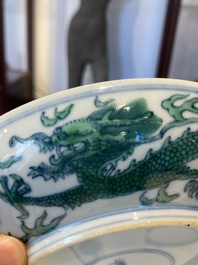 Een Chinees doucai groen-ge&euml;mailleerd 'draken' bord, Kangxi merk en wellicht periode