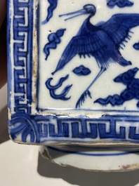 Vase de forme 'cong' en porcelaine de Chine en bleu et blanc &agrave; d&eacute;cor de grues et de trigrammes, Jiajing/Wanli