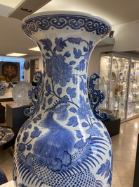 Grand vase en porcelaine de Chine en bleu et blanc &agrave; d&eacute;cor de ph&eacute;nix et pivoines, 19&egrave;me