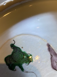 Plat en porcelaine de Chine doucai-verte &agrave; d&eacute;cor d'une visite &agrave; un dignitaire, Kangxi