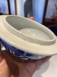 Vase couvert en porcelaine de Chine en bleu et blanc &agrave; d&eacute;cor de dames dans un jardin, marque de Chenghua, Kangxi
